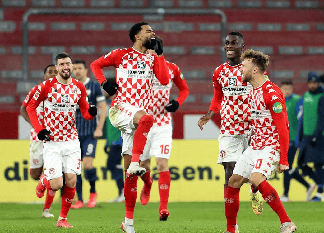 窗口期突围战来临，门兴格拉德巴赫围绕足总杯复出首秀，引发热议，心理建设被强调(沙尔克04vs门兴格拉德巴赫)